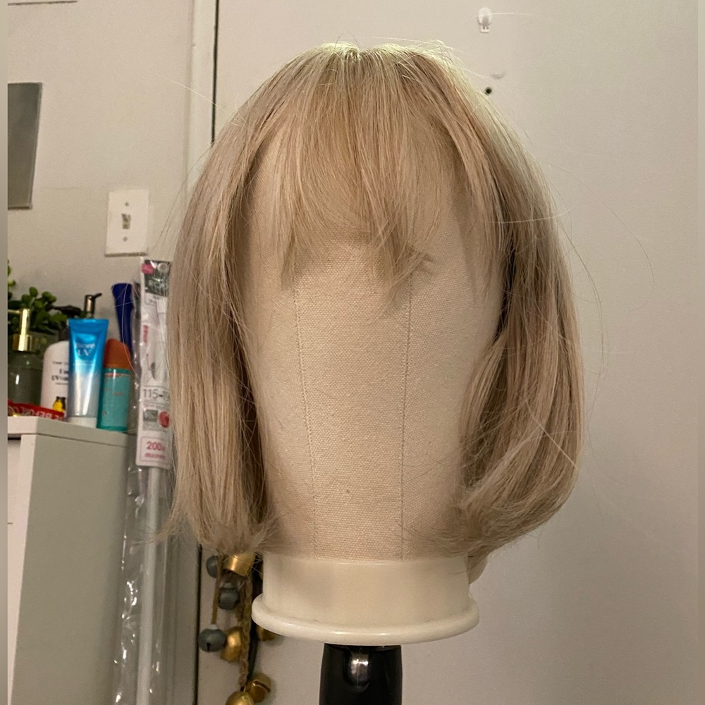 Platinum ash blonde short synthetic cosplay wig - NWOT